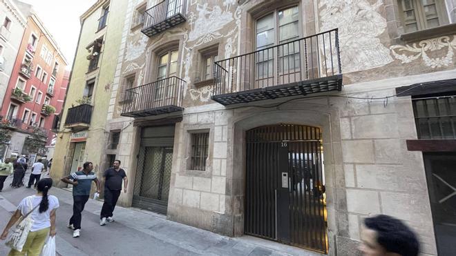 Botella, 16: una década de trámites y obras para sacar de la ruina un bloque de viviendas del Raval