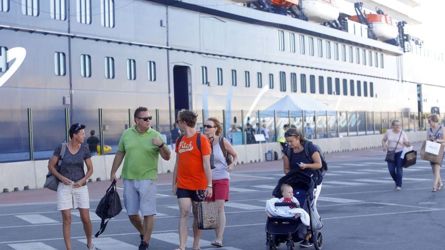 Un grupo de turistas alemanes haciendo escala en València, en una imagen de archivo.