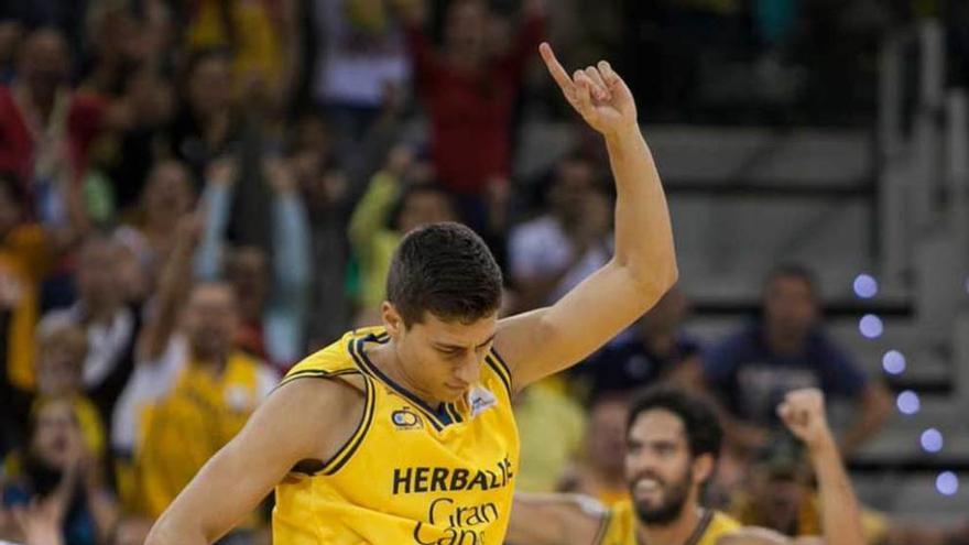 Santana celebra una canasta en un partido del Gran Canaria.