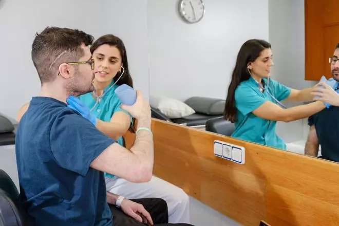 La tos en las comidas o los atragantamientos, síntomas de la disfagia