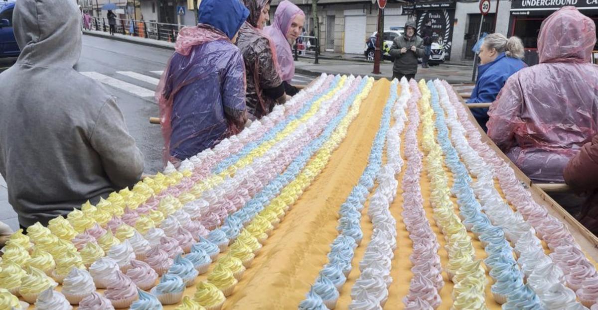 Bandeja de merengues que se lanzaron ayer en Marín. | FDV