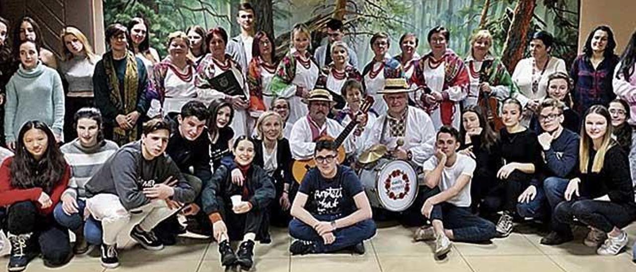 Alumnes polonesos i espanyols amb un grup de música tradicional polonesa.