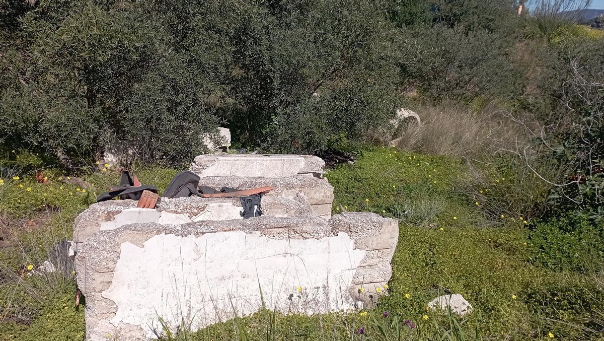 Topes de las obras de la hiperronda, desintegrados por tantos años a la intemperie, en el Parque Periurbano de La Virreina.