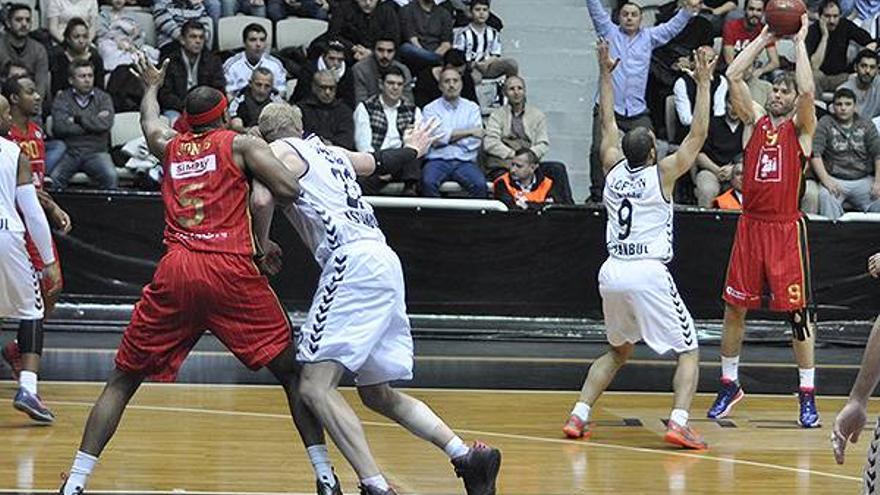 El baloncesto control del Besiktas y sus triples acaban con el CAI (70-63)