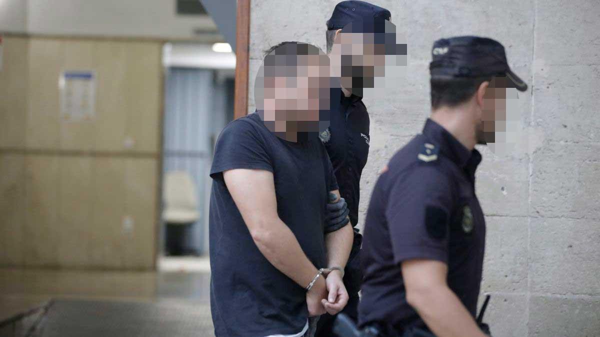Agentes de la Policía Nacional trasladan al sospechoso a prisión, ayer en Vía Alemania.