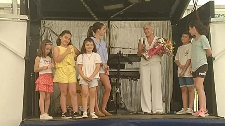 Homenaje a una maestra tras una vida en la escuela rural de Grado: Loli Granda González recibe el afecto del pueblo de La Mata