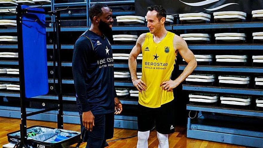 Jenkins dialoga con Huertas antes del entreno de ayer.