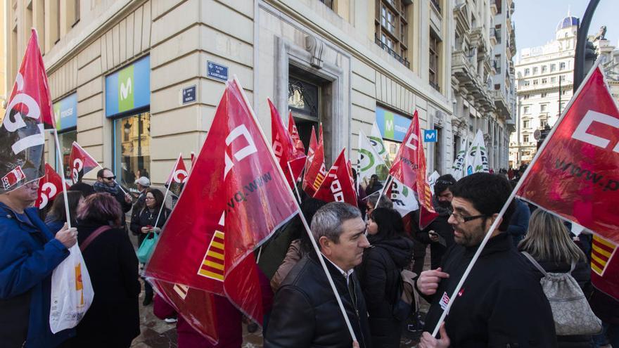 Protesta de los trabajadores de Atento frente a la tienda de Movistar en la plaza de Ayuntamiento.