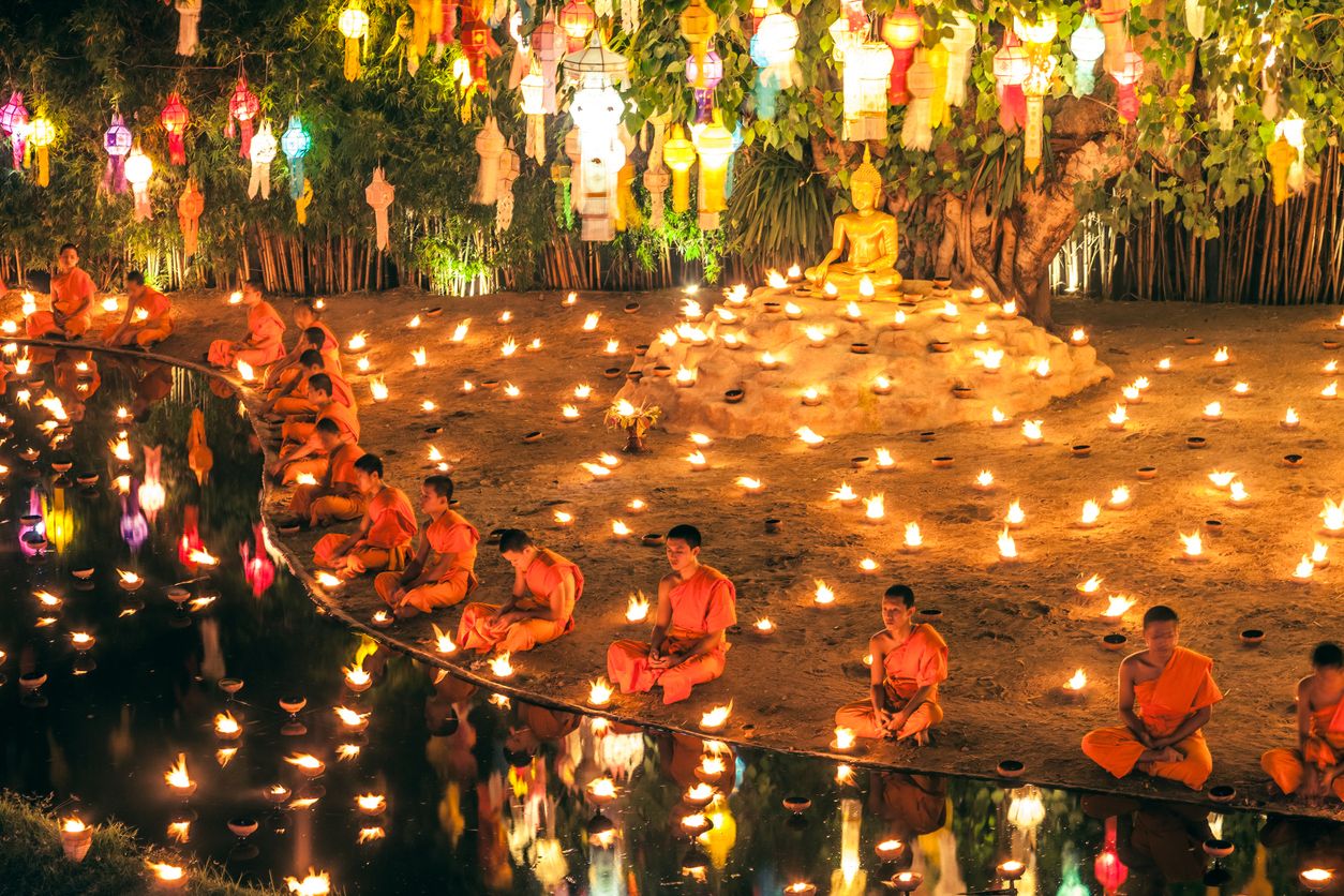 Monjes en el templo de Phan Tao durante el Festival de Loi Krathong.