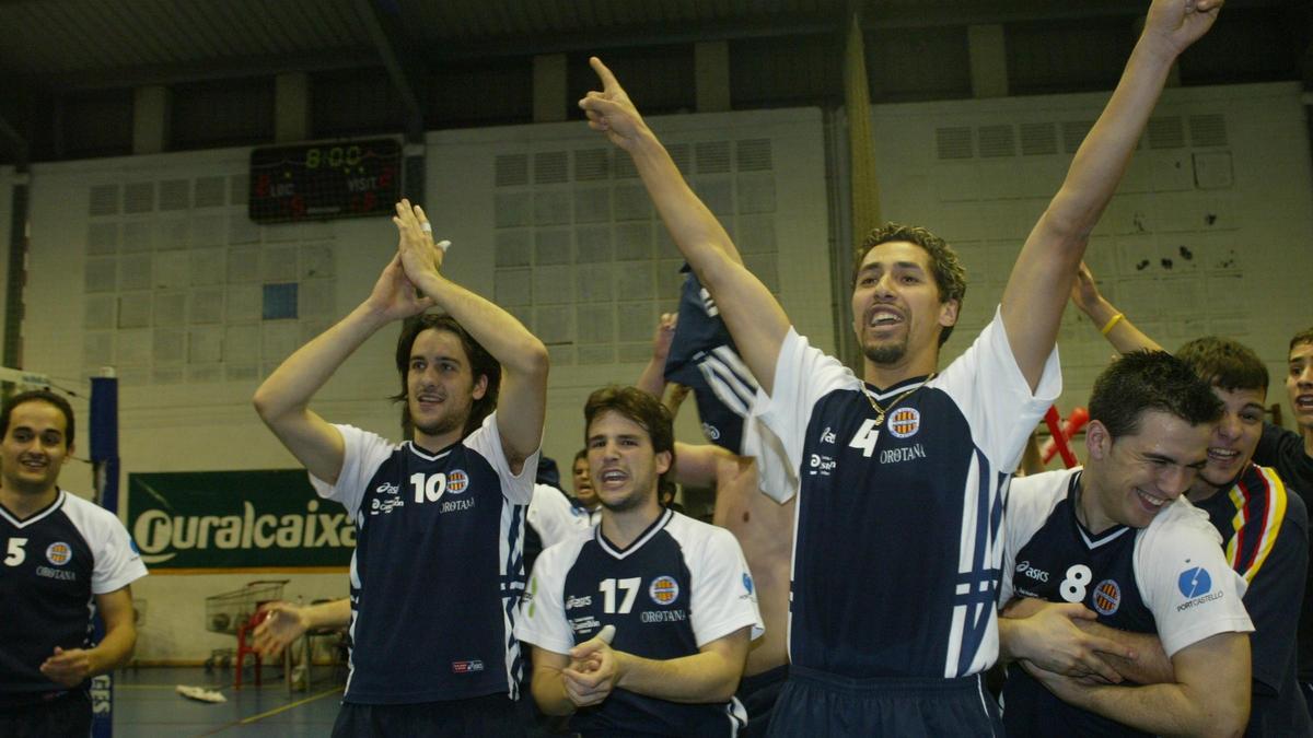 Momentos de máxima felicidad en el primer ascenso a Superliga del CV L'Illa-Grau en 2005