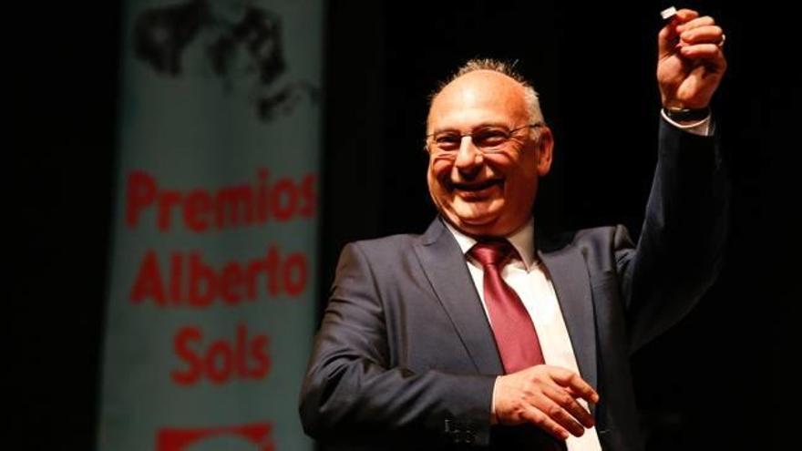 Los científicos Francisco Juan Martínez Mojica y Rubén Francés Guarinos recibieron ayer los premios en el Teatro Cervantes de Sax.