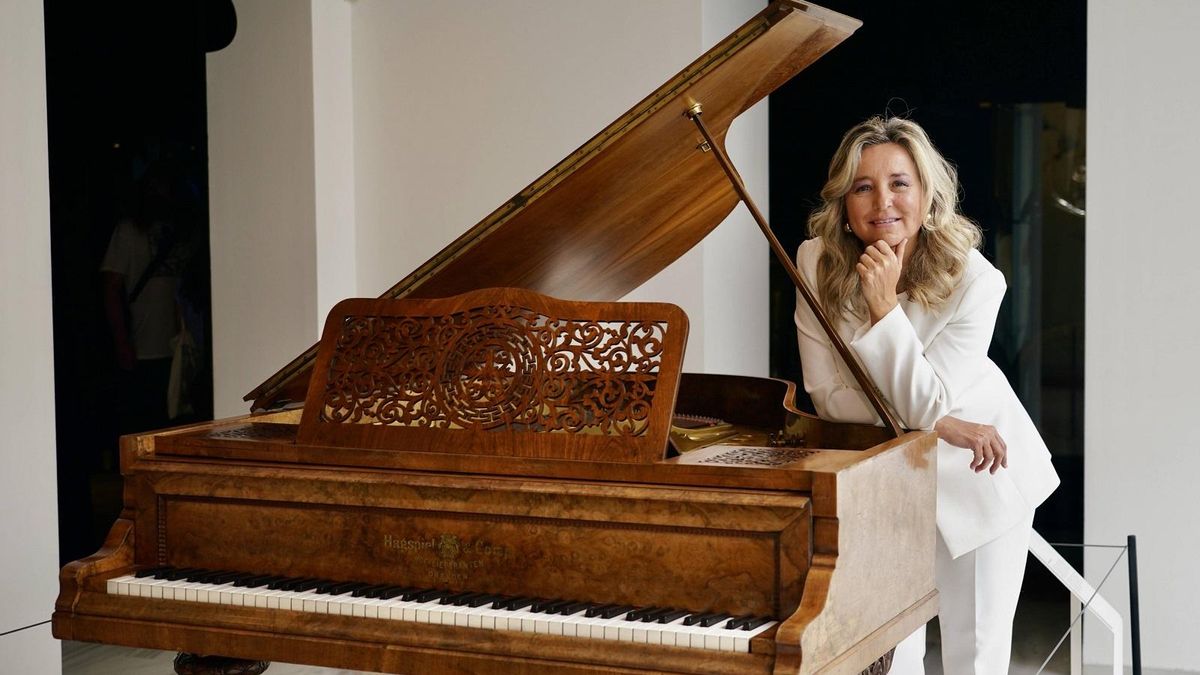Paula Coronas, junto a un piano del Museo Interactivo de la Música (MIMMA), esta semana.