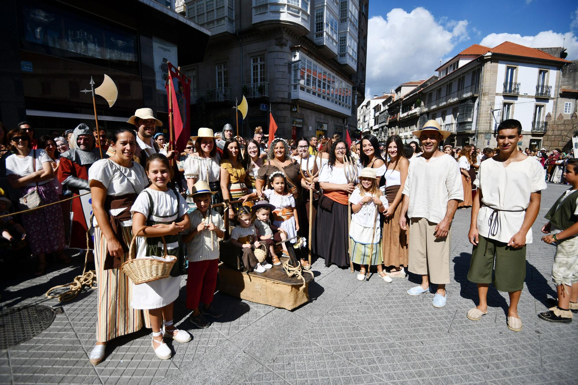 Cortesanos, bufones, damas y caballeros celebran el retorno de su señor: la Feira Franca anima Pontevedra