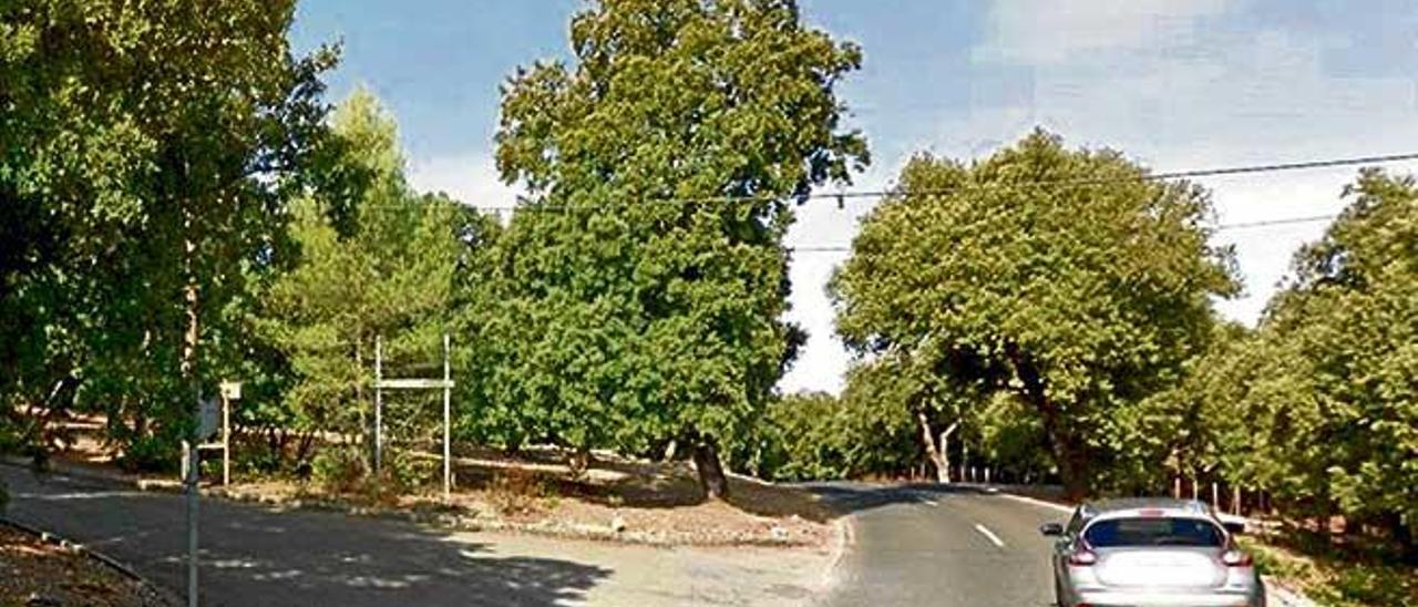 Un vehículo circula por la carretera de Lluc a Sóller, ante la entrada a la urbanización.