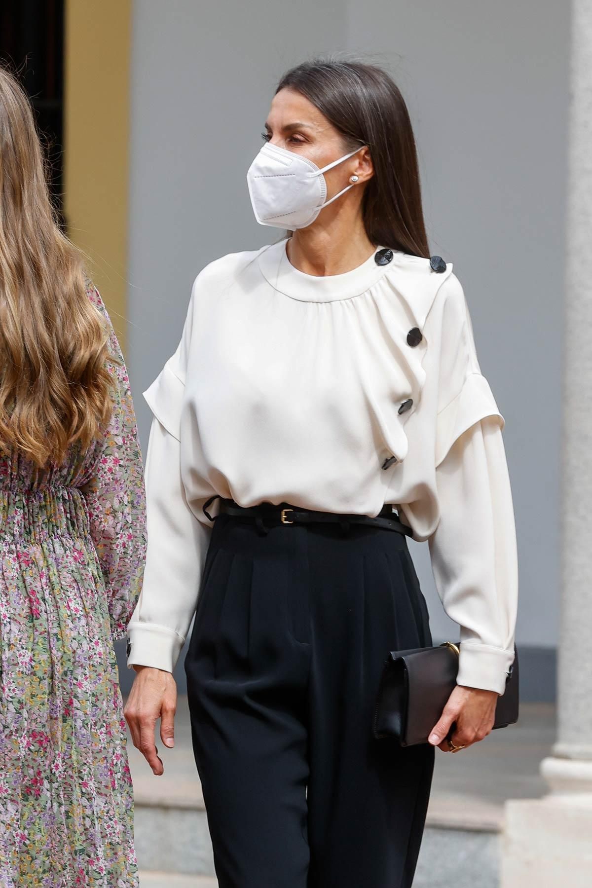 La Reina Letizia, de blanco y negro, en el acto de Confirmación de la Princesa Leonor