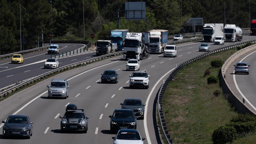 Miles de viajeros regresan hoy a sus hogares tras el puente de mayo