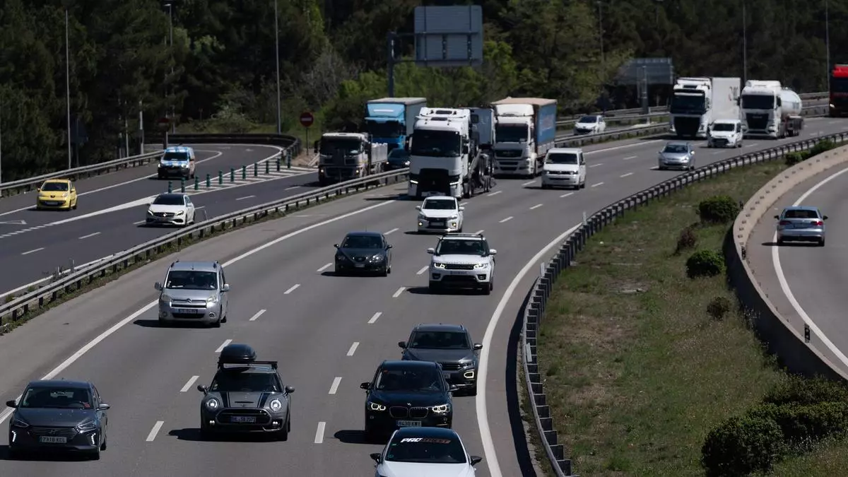 Miles de viajeros regresan hoy a sus hogares tras el puente de mayo