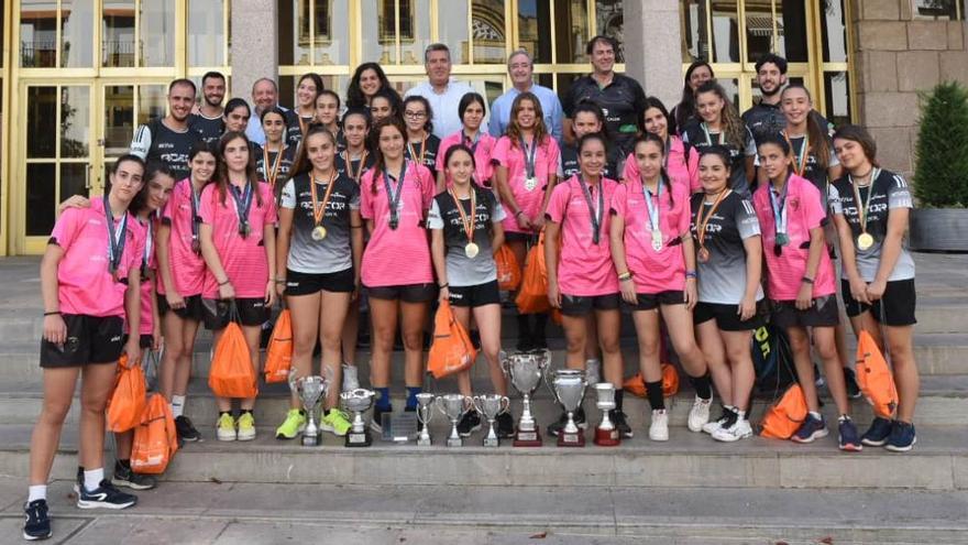 Componentes del Adecor y el Cordobasket, junto a Manuel Torrejimeno y representantes federativos.