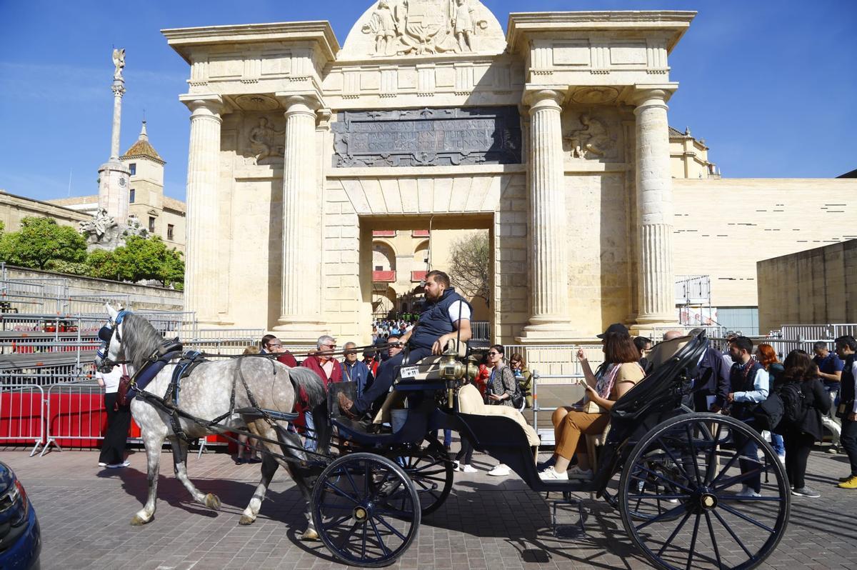 Imagen de la Puerta del Puente hoy, con turistas y el montaje de la carrera oficial.