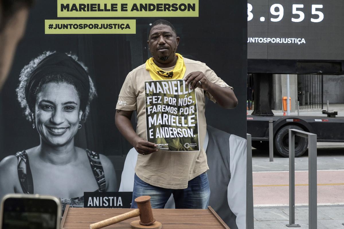 Un hombre posa con un cartel en el que se lee en portugués "Marielle lo hizo por nosotros", en una imagen de archivo.