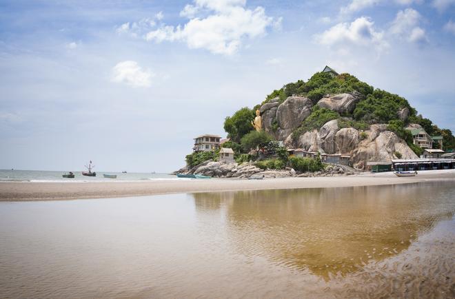 La playa de Hua Hin con una estatua de Buda al fondo