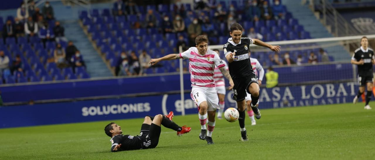 Un lance del partido entre el Real Oviedo y el Burgos