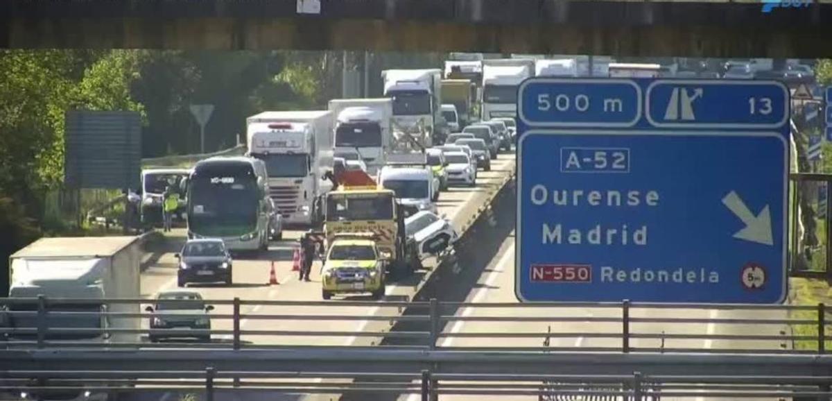Uno de los coches implicados acabó encima de la mediana.