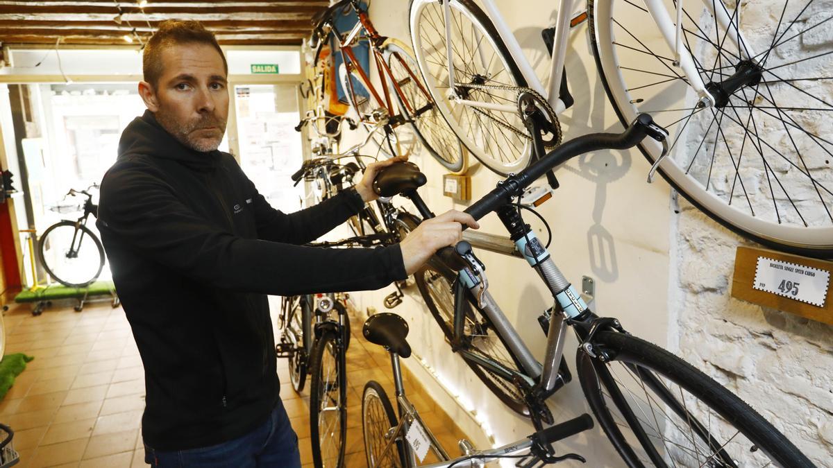 Tomé, en su tienda-taller situada en la calle Manifestación, en pleno centro de Zaragoza.