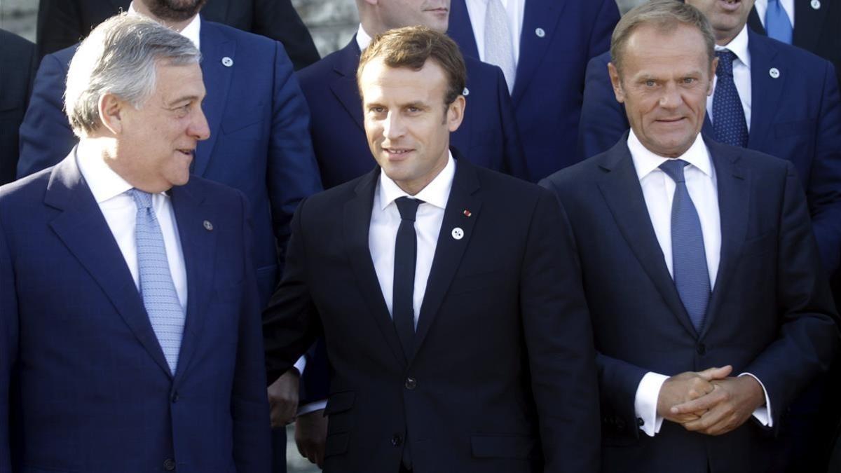 El presidente del Parlamento Europeo, Antonio Tajani, Macron y Tusk, en la cumbre de Tallin