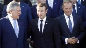 El presidente del Parlamento Europeo, Antonio Tajani, Macron y Tusk, en la cumbre de Tallin.