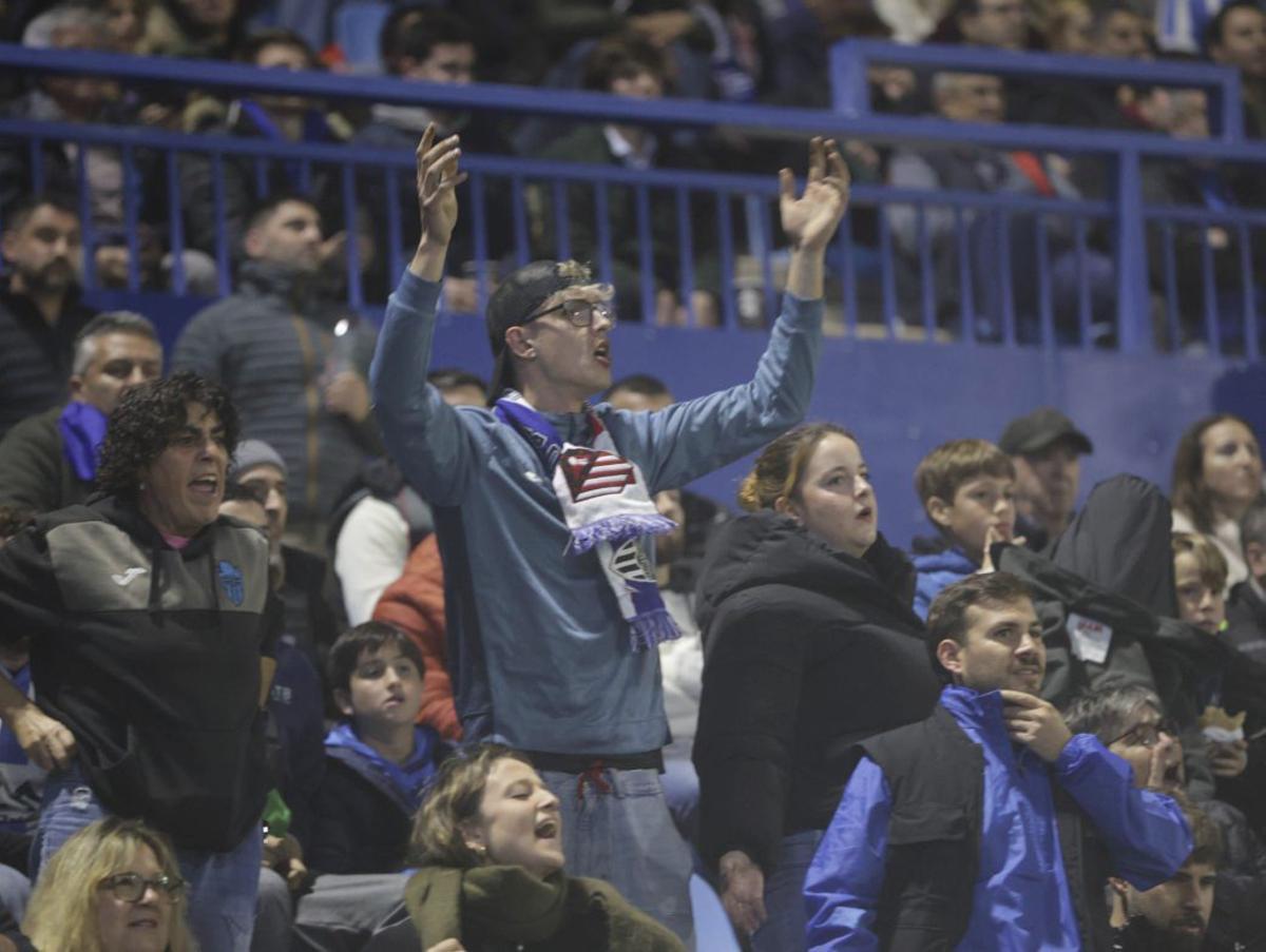 Seguidores blanquiazules se lamentan durante el choque. | G.B.