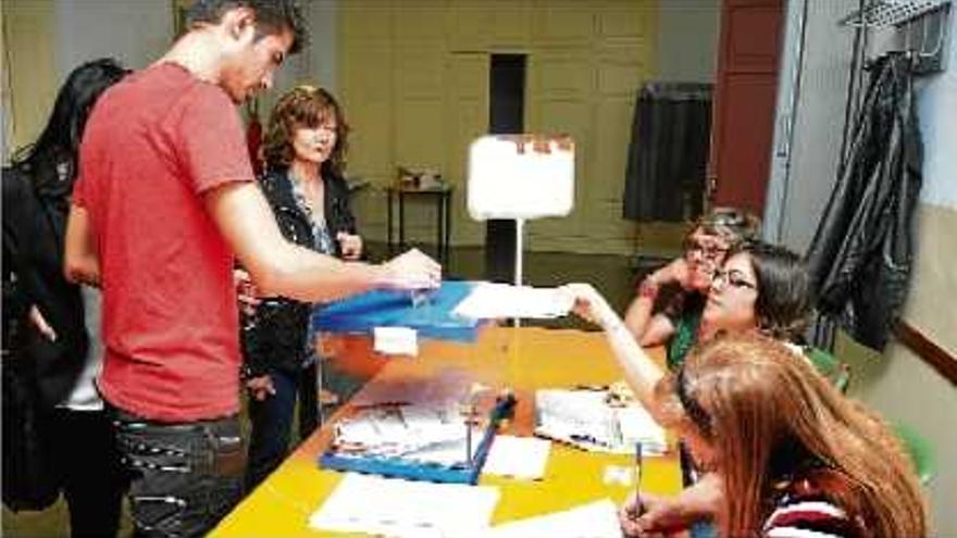 Gairebé la meitat dels electors van exercir el seu dret a vot diumenge a Manresa