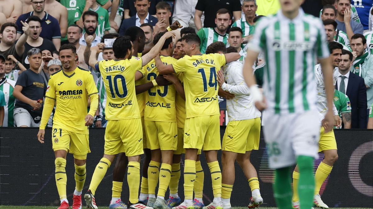 Ayozecelebra con sus compañeros del Villarreal su gol ante el Betis.