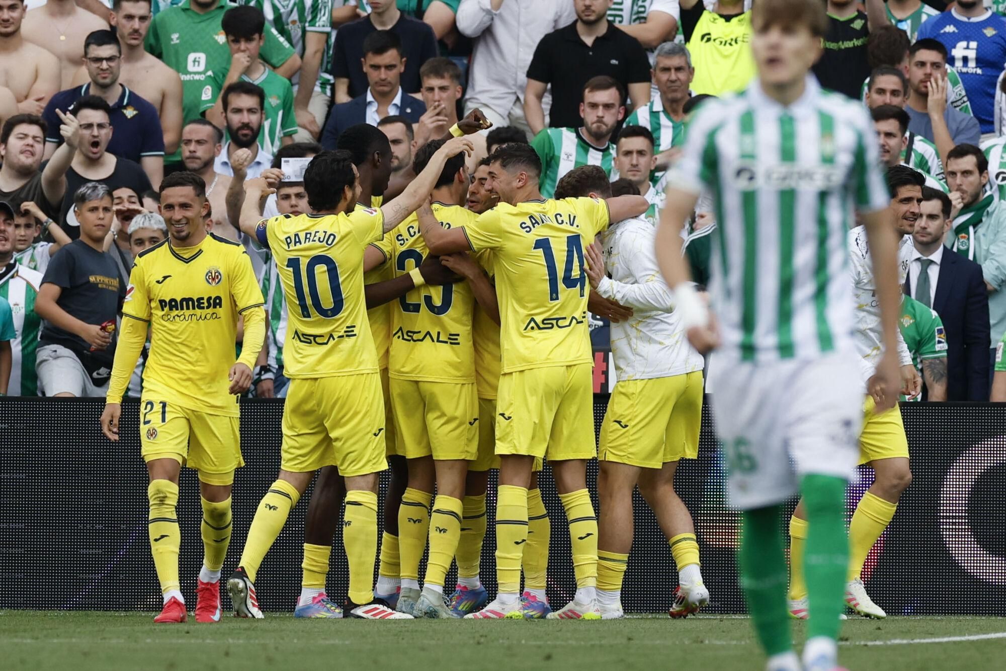 SEVILLA, 13/04/2025.- El delantero del Villarreal Ayoze Pérez (c) celebra con sus compañeros tras anotar el segundo gol del equipo este domingo, durante el partido de la jornada 31 de LaLiga EA Sports, entre el Real Betis Balompié y el Villarreal CF, en el estadio Benito Villamarín de Sevilla. EFE/ Julio Muñoz
