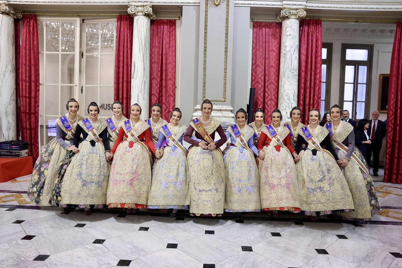 Balcón y "mocaorà" en la despedida de Berta Peiró y la corte 2025