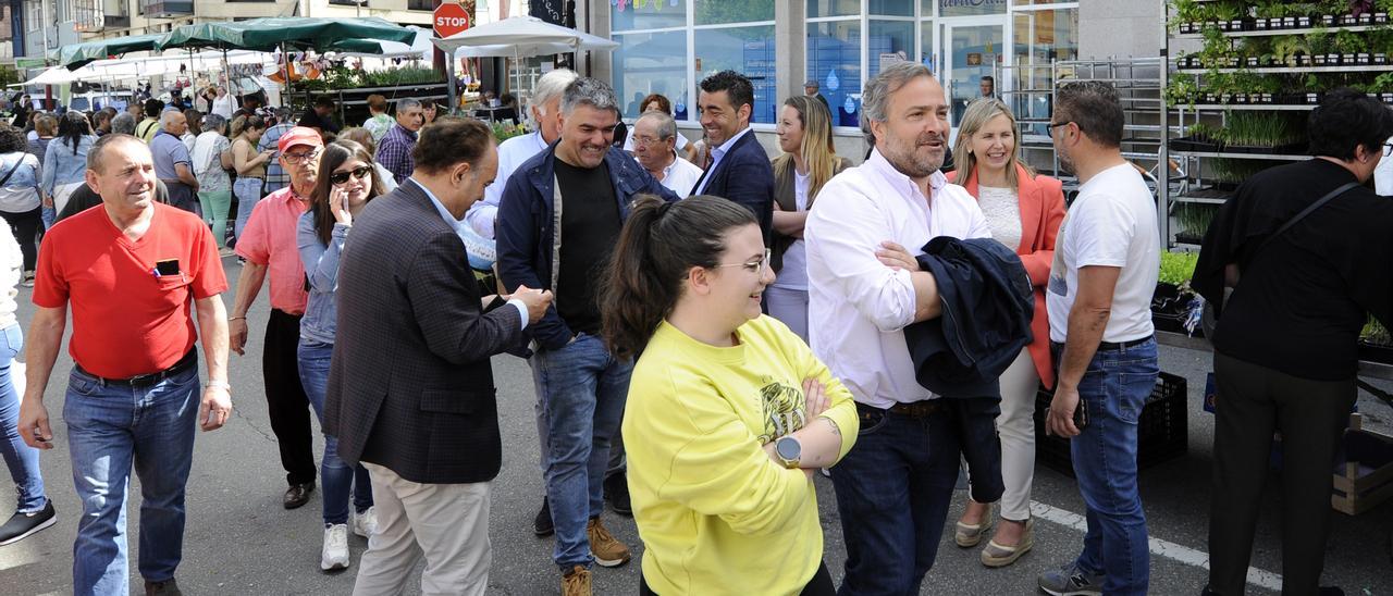 Crespo, con edís e candidatos, coincideu con Cuíña, acompañado dos seus.