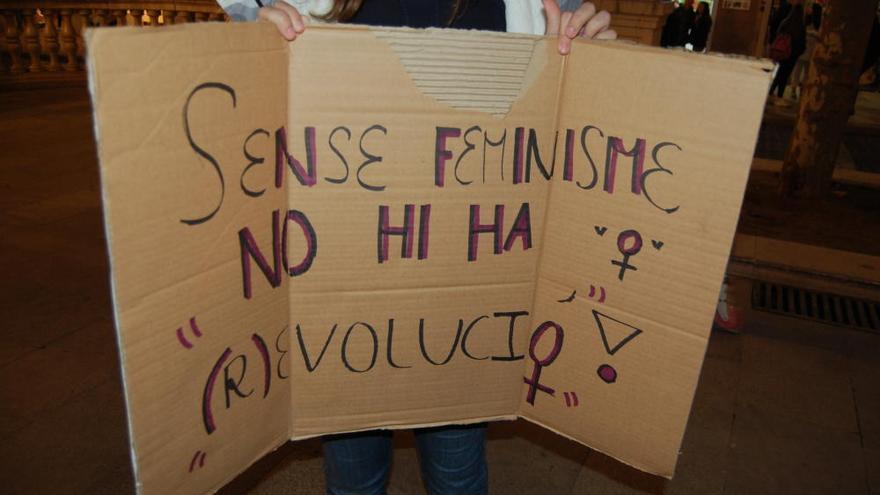 Multitudinària manifestació feminista a Figueres