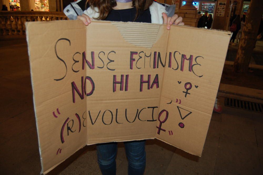 Multitudinària manifestació feminista a Figueres