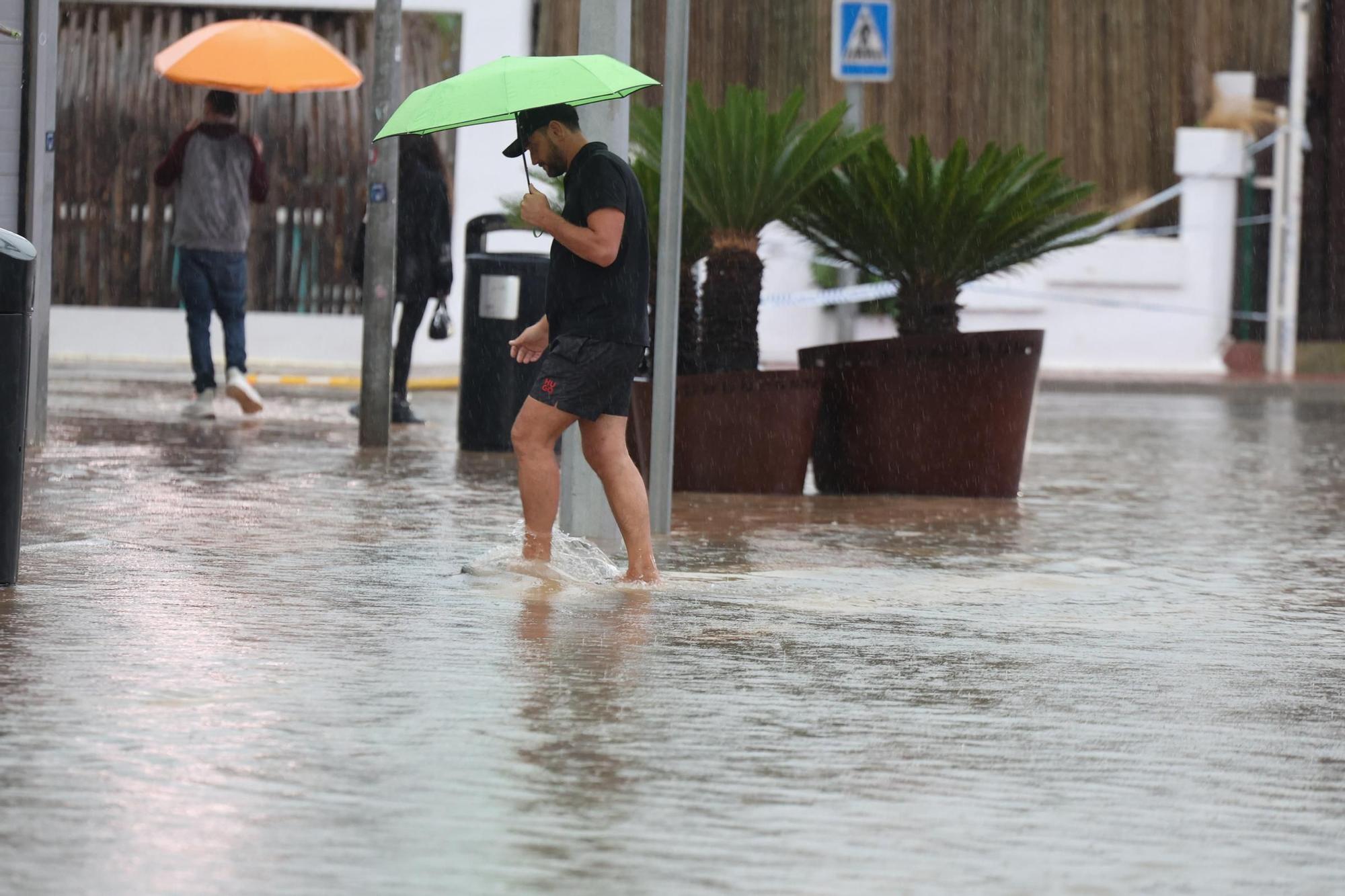 Una persona camina por una calle inundada en Platja d'en Bossa en una imagen de archivo
