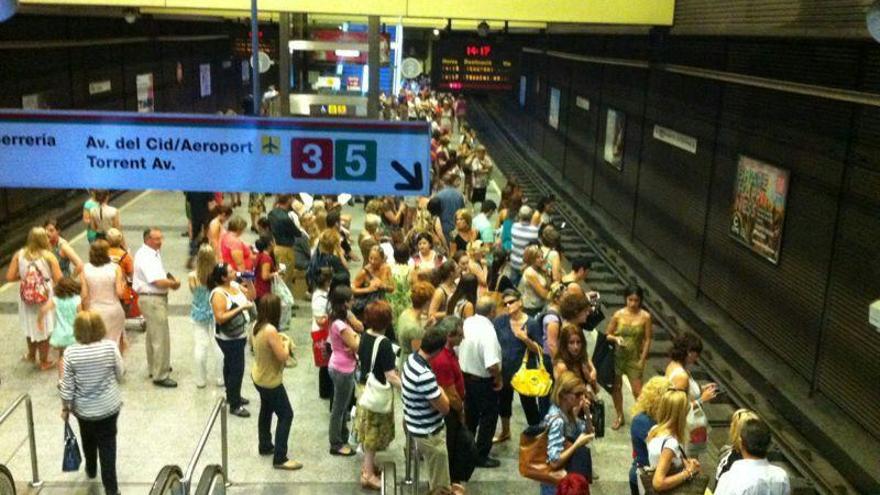 La psicosis desata el pánico en el metro por un viajero con mochila que se hacía selfis