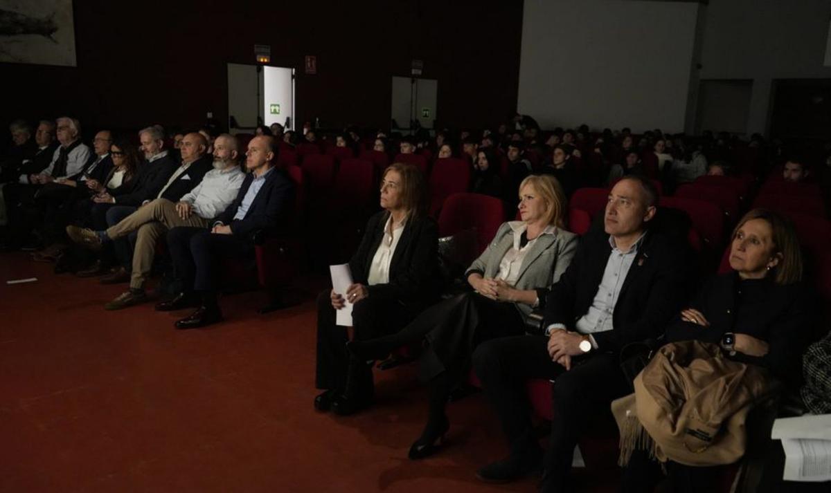 Público asistente en las butacas del Teatro Elvira Fernández. | JOSE LUIS FERNÁNDEZ