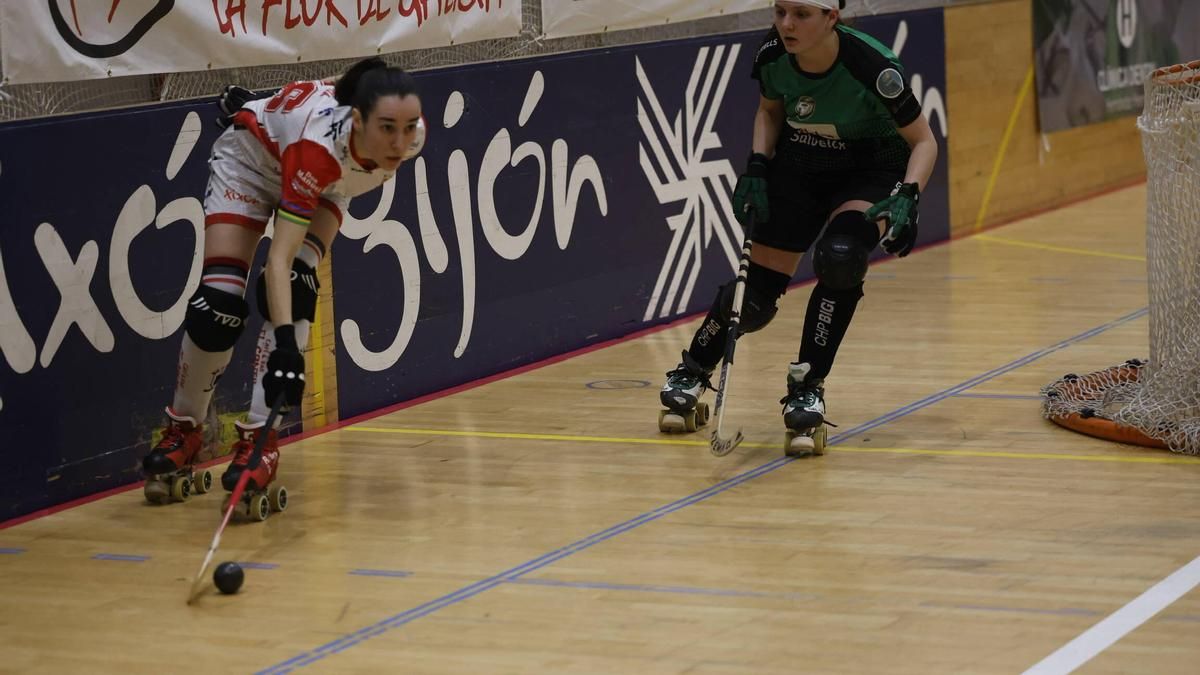 Ainara Anido, en una jugada de ataque ante Gal.la Solé, ayer en Mata Jove.
