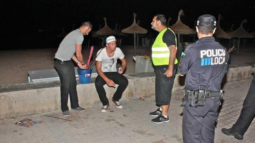 Aktion gegen Saufgelage: Touristen an der Playa de Palma werden im Sommer 2013 zurechtgewiesen.