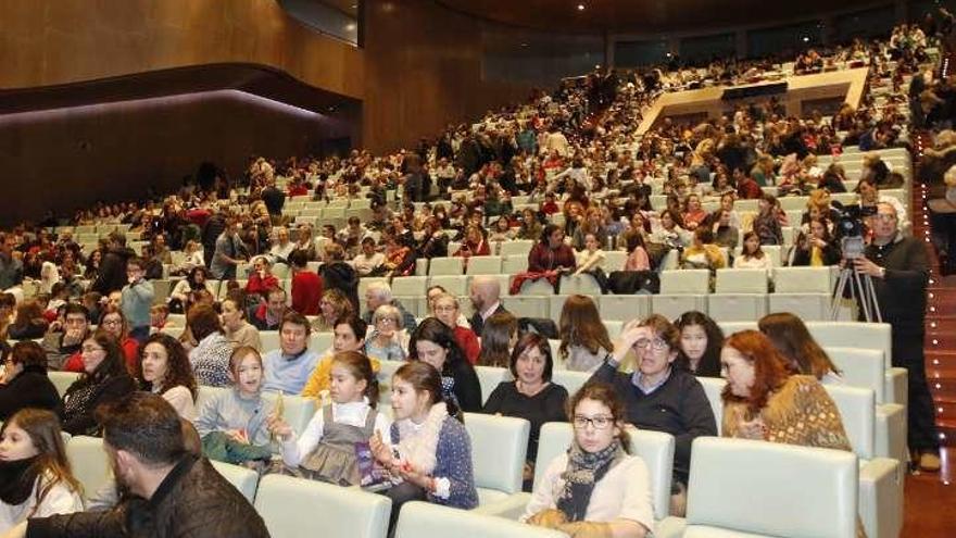 Público que asistió ayer al Auditorio Mar de Vigo. // Alba Villar