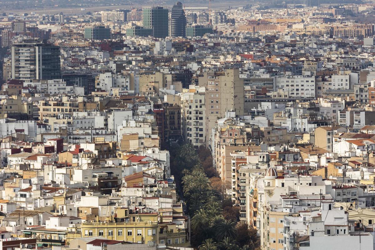 Edificios de viviendas en València con la Complejo Administrativo Nou d'Octubre al fondo.