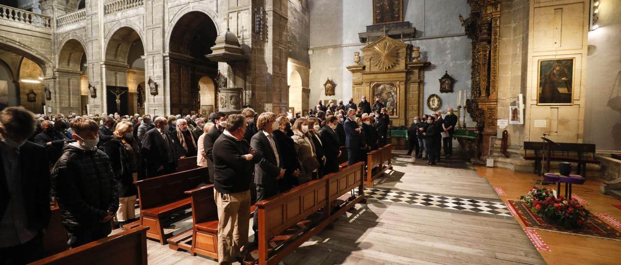 Interior de San Isidoro en el funeral de Paquirri Álvarez-Buylla, con la familia en los primeros bancos, la Polifónica al fondo y las cenizas del difunto a la derecha. | |  LUISMA MURIAS