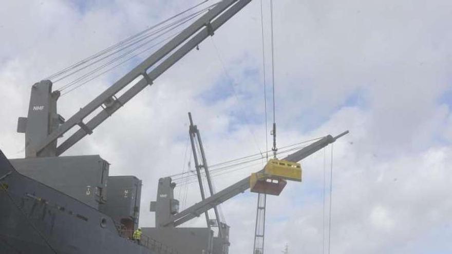 Operadores en la descarga que inauguró las operaciones en Langosteira. v.e.