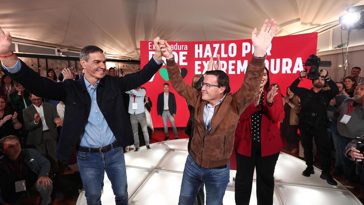 Pedro Sánchez junto a Gallardo en el mitin celebrado este miércoles en Mérida