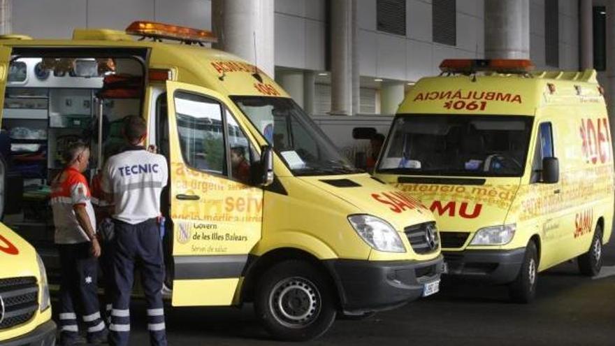 Ambulancias en la entrada de las urgencias del hospital Son Espases de Palma.