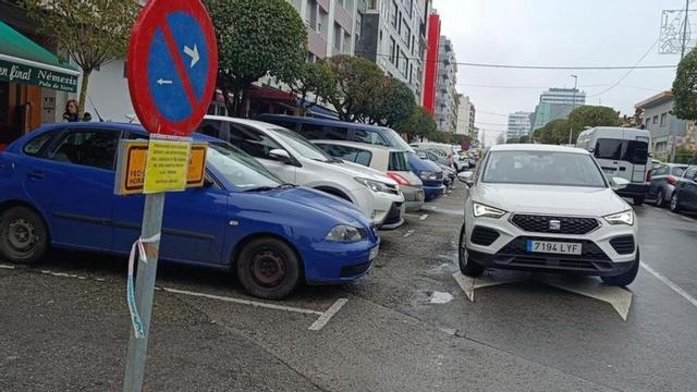 Las plazas de aparcamiento de la calle Florencio Rodríguez que se suprimen por las obras de peatonalización y carriles bici, con un cartel alertando de la medida en primer término. | Lucía Rodríguez